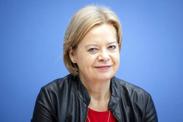 Gesine Loetzsch, haushaltspolitische Sprecherin der Bundestagsfraktion DIE LINKE, aufgenommen waehrend einer Pressekonferenz zu den Ergebnissen der Bereinigungssitzung des Haushaltsausschusses zum Bundeshaushalt 2021 in der Bundespressekonferenz in Berlin, 27.11.2020. Berlin Deutschland *** Gesine Loetzsch, budget policy spokeswoman of the parliamentary group DIE LINKE, recorded during a press conference on the results of the revision meeting of the budget committee on the federal budget 2021 at the federal press conference in Berlin, 27 11 2020 Berlin Germany Copyright: xJaninexSchmitz photothek.dex