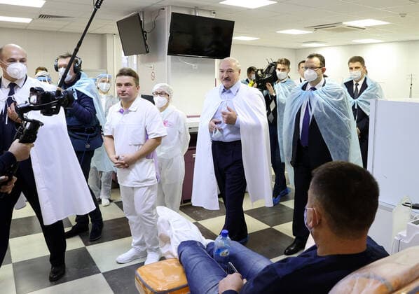 News Bilder des Tages MINSK, BELARUS â€“ NOVEMBER 27, 2020: The hospital s head doctor Yuri Yurkevich and Belarusian President Alexander Lukashenko (L-R midground) visit the Transfusiology Centre at Minskâ€™s Municipal Clinical Hospital No 6 that treats patients with COVID-19. Currently, the hospital has 767 patients with coronavirus, with 28 in the intensive care unit. Maxim Guchek BELTA TASS  TS0EFD90
