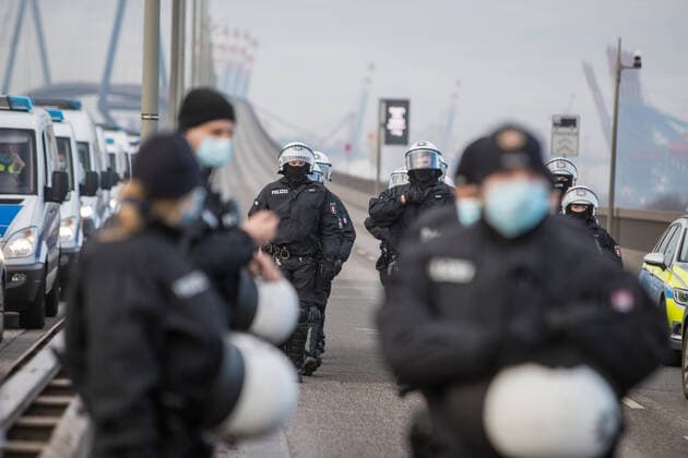 News Bilder des Tages Blockade-Aktion - Extinction Rebellion blockiert Köhlbrandbrücke im Hamburger-Hafen 27.11.20 - Hamburg: Zum sogenannten Black-Friday, wo Warenhäuser (egal ob Online oder Lokal) mit Rabatten locken, hat sich die Umweltschutzbewegung Extinction Rebellion dazu entschieden, eine Hauptverkehrsader in Hamburg zu blockieren. Die Umweltschutzbewegung möchte mit dieser Aktion auf den erhöhten CO2-Austoß beim Transporter solcher Güter aufmerksam machen. Ebenfalls kritisieren die Aktivisten die künstliche unnötigen animierten Spontankäufe am Black-Friday. ¨¨Aktivisten ketteten sich teilweise sogar mit Fahrradschlössern an, um ein einfach wegtragen durch Polizeikräfte zu verhindern. Im Vorfeld wurde der Senat über die geplante Aktion i Copyright: xSebastianxPetersx