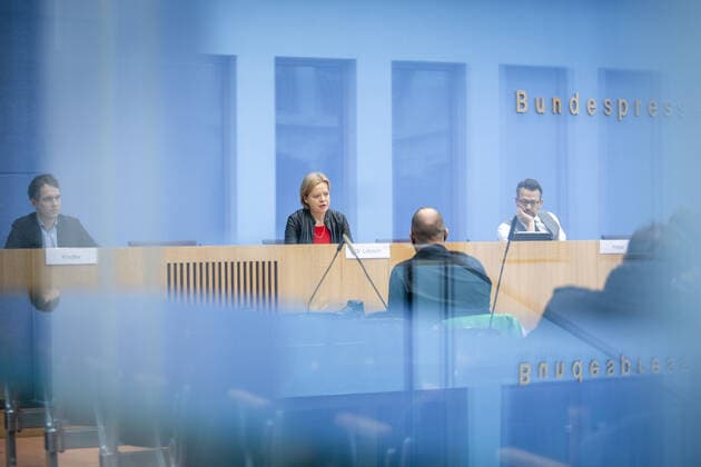 V.l.n.r.: Sven Christian Kindler, haushaltspolitischer Sprecher der Bundestagsfraktion BUENDNIS90 DIE GRUENEN, Gesine Loetzsch, haushaltspolitische Sprecherin der Bundestagsfraktion DIE LINKE, und Otto Fricke, haushaltspolitischer Sprecher der Bundestagsfraktion FDP, aufgenommen waehrend einer Pressekonferenz zu den Ergebnissen der Bereinigungssitzung des Haushaltsausschusses zum Bundeshaushalt 2021 in der Bundespressekonferenz in Berlin, 27.11.2020. Berlin Deutschland *** V l n r Sven Christian Kindler, budget policy spokesperson of the parliamentary group BUENDNIS90 DIE GRUENEN, Gesine Loetzsch, budget policy spokesperson of the parliamentary group DIE LINKE, and Otto Fricke, budget policy spokesperson of the parliamentary group FDP, Copyright: xJaninexSchmitz photothek.dex