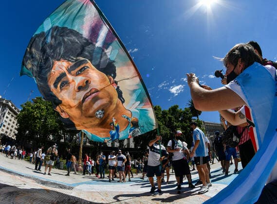 Bilder des Jahres 2020, Entertainment 11 November Entertainment Themen der Woche KW48 Entertainment Bilder des Tages November 27, 2020, Buenos Aires, Argentina: (INT) Funeral for the late Argentinian soccer player Diego Maradona. November 26, 2020, Casa Rosada, Buenos Aires, Argentina: Fans are seen paying their last tribute to the late Argentinian soccer player, Diego Maradona, who died on Wednesday 25 , 2020 of heart attack; aged 60. Credit: Thenews2. Buenos Aires - ZUMAn293 20201127_znp_n293_049 Copyright: xDeoxAvalosx