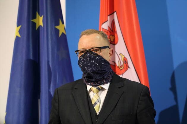 Innenminister Michael Stübgen (CDU) mit Mund-Nasen-Schutz während einer Pressekonferenz zu verschärften Maßnahmen zur Eindämmung der Coronavirus-Pandemie, Staatskanzlei, Potsdam, 27. November 2020. Brandenburg Coronavirus PK