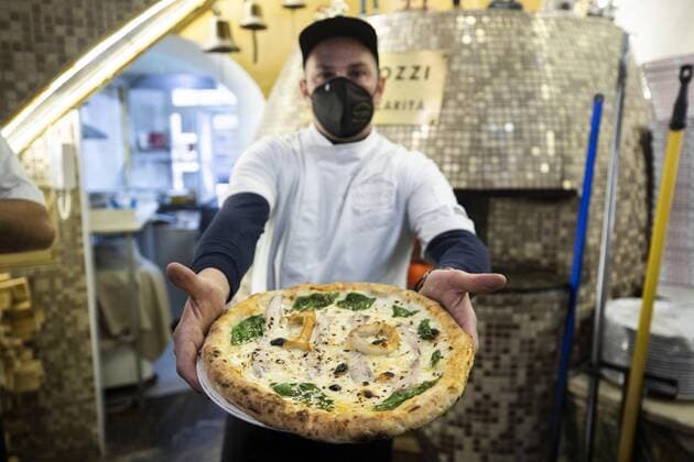 Bilder des Jahres 2020, Entertainment 11 November Entertainment Themen der Woche KW48 News Bilder des Tages Naples Death of Maradona - The white-blue pizza dedicated to Maradona: Fiordilatte ((white), anchovies (blue fish), basil represents the green of the field and the peperoncinio which represents Diego s eternal strength. Conceived by the pizza chef Paolo Surace, of the historic pizzeria Mattozzi Editorial Usage Only  Copyright: xnapolipressx xIPAx