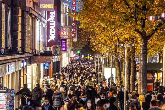 Black-Friday-Shopping am Freitagabend in der Fußgängerzone Stuttgart. Die Flaniermeile Königstraße ist trotz Corona-Pandemie stark frequentiert. Die meisten Menschen tragen eine Schutzmaske, die Abstände werden aber vielfach nicht eingehalten. DEU, Deutschland, Baden-Württemberg, Stuttgart, 27.11.2020