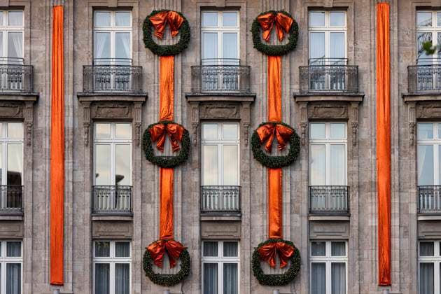 Weihnachtsdekoration mit roten Bändern und Weihnachtskränzen am Excelsior Hotel Ernst am Dom. Aufgrund der Coronakrise und der Pandemie spricht sich der Bund gegen Hotelübernachtungen zu Weihnachten aus. (Themenbild, Symbolbild) Köln, 27.11.2020 *** Christmas decoration with red ribbons and Christmas wreaths at the Excelsior Hotel Ernst am Dom Due to the corona crisis and the pandemic, the Federal Government is speaking out against hotel overnight stays at Christmas Themed picture, symbolic picture Cologne, 27 11 2020 Foto:xC.xHardtx xFuturexImage