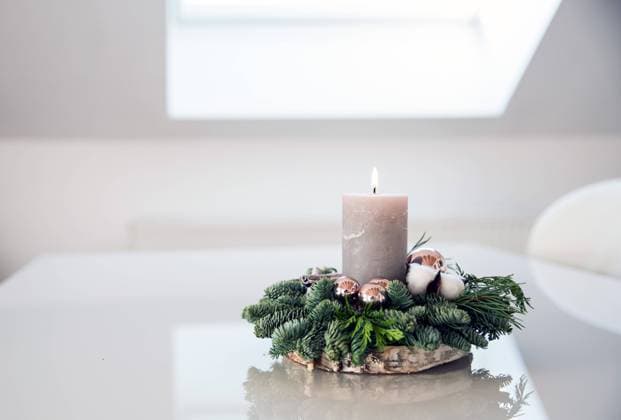 Ein schoenes Adventsgesteck mit Kerze sorgt in der aktuell schwierigen Zeit bedingt durch die Corona-Pandemie in den eigenen vier Waenden dennoch fuer ein gemuetliches und festliches Flair und laesst etwas Weihnachtsstimmung aufkommen (Themenbild, Symbolbild). *** A beautiful Advent flower arrangement with candle provides in the current difficult time due to the Corona pandemic in your own four walls for a cosy and festive flair and lets some Christmas mood arise. Copyright: xBEAUTIFULxSPORTS RaphaelxSchmittx