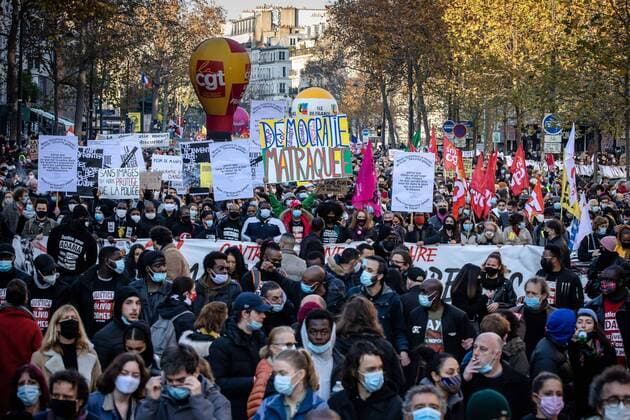 Bilder des Jahres 2020, News 11 November News Themen der Woche KW48 News Bilder des Tages Paris, France le 28 novembre 2020 - Manifestation contre la loi Securite globale. Demonstrators hold up placards during a protest against a bill that would make it a crime to circulate an image of a police officer s face, in Paris, France, November 28, 2020.  Copyright: xAurelienxMorissardx