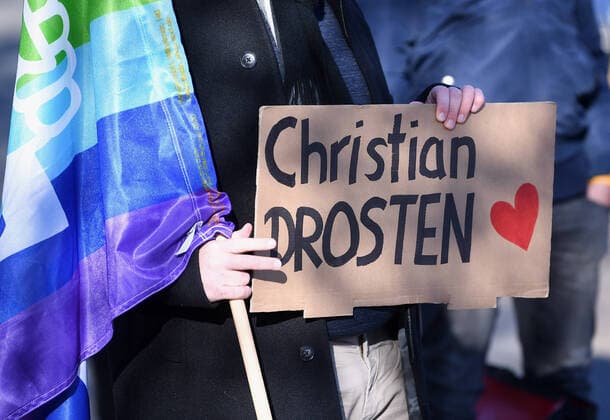 News Themen der Woche KW48 Rottenburg 28.11.2020 Kundgebung gegen die Corona Massnahmen Rottenburger Festhalle: Querdenker und Mitdenker, Polizisten ueberwacht die Demonstration und Gegendemonstartion zwischen der Rottenburger Festhalle und der Volksbank Arena. Eine Gegendemonstrantin mit dem Schild; Christian Drosten!