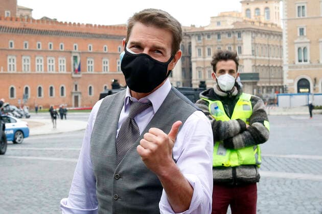 Bilder des Jahres 2020, Entertainment 11 November Entertainment Themen der Woche KW48 Actor Tom Cruise talking and making selfie with his fans during a pause on the set of the film Mission Impossible 7 in Piazza Venezia, just in front of the Victor Emmanuel II Monument (Tomb of the Unknown Soldier). Rome (Italy), November 29th 2020 Photo Samantha Zucchi Insidefoto SamanthaxZucchi