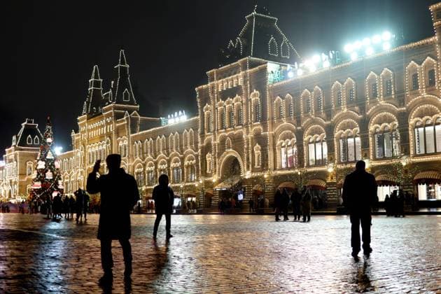 News Themen der Woche KW48 News Bilder des Tages MOSCOW, RUSSIA - NOVEMBER 29, 2020: People walk by the GUM Department Store in Moscow s Red Square. Sergei Savostyanov TASS  TS0EFF9A