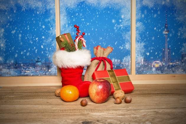 Nikolausstiefel vor einem Fenster in Berlin *** Santa Claus boots in front of a window in Berlin