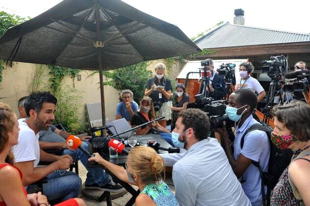 Bilder des Jahres 2020, News 11 November News Themen der Woche KW48 Leopoldo Luque (R), doctor and friend of Diego Maradona, lets journalists pass for a press conference at his private home in Adrogue, Argentina, 29 November 2020. Leopoldo Luque, Diego Maradona s doctor and whose office and house were raided this Sunday, assured that he did the best that he could for the ex-footballer but clarified that he was not responsible for his health and that the ten decided for himself. Maradona s doctor says he did the best he could and denies responsibility !ACHTUNG: NUR REDAKTIONELLE NUTZUNG!  Copyright: xEnriquexGarciaxMedinax AME1925 20201129-637422840898292844