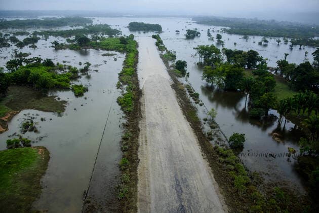 IMAGO Nature: Unsere Erde, Klimawandel, Wirbelstürme November 26, 2020, Rubelsanto, Guatemala: Rubelsanto Airport runway sits partially submerged caused by back-to-back Hurricanes Eta and Iota November 26, 2020 in Rubelsanto, Guatemala. The massive storms swept through Central America destroying large sections of the coast and flooding roads. Rubelsanto Guatemala - ZUMAp138 20201126_zaa_p138_013 Copyright: xTsgt.xElijaihxTiggs UsxAirx