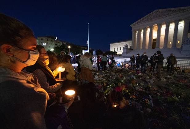 IMAGO ICONS: Ruth Bader Ginsburg Berühmte Feministinnen, Ruth Bader Ginsburg People participate in a candlelight vigil for the late Justice Ruth Bader Ginsburg at the United States Supreme Court in Washington, DC, on Saturday, September 19, 2020. Ginsburg died yesterday at 87 after a battle with pancreatic cancer.  POY2020DC098 KEVINxDIETSCH