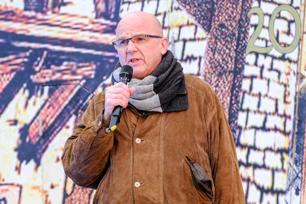 Aktionstag Theater und Orchester. Die Landesbühnen Sachsen GmbH beteiligte sich in Radebeul an der Aktion. Manuel Schöbel, Intendant der Landesbühnen Sachsen (im Foto) eröffnete gemeinsam mit dem Oberbürgermeister der Stadt Radebeul, Bert Wendsche ,12.00 Uhr den Adventskalender auf der Freifläche gegenüber dem Theater. Die Schauspieler Moritz Gabriel und Michael Berndt-Canana sangen aus Kiss me, Kate.