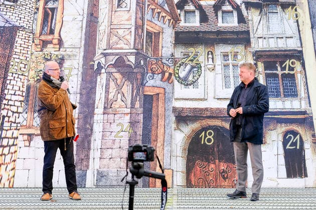 Aktionstag Theater und Orchester. Die Landesbühnen Sachsen GmbH beteiligte sich in Radebeul an der Aktion. Manuel Schöbel, Intendant der Landesbühnen Sachsen (im Foto links) eröffnete gemeinsam mit dem Oberbürgermeister der Stadt Radebeul, Bert Wendsche (im Foto rechts) ,12.00 Uhr den Adventskalender auf der Freifläche gegenüber dem Theater. Die Schauspieler Moritz Gabriel und Michael Berndt-Canana sangen aus Kiss me, Kate.