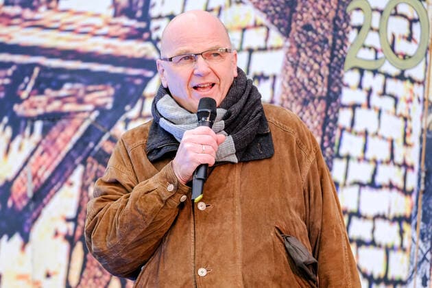 Aktionstag Theater und Orchester. Die Landesbühnen Sachsen GmbH beteiligte sich in Radebeul an der Aktion. Manuel Schöbel, Intendant der Landesbühnen Sachsen (im Foto) eröffnete gemeinsam mit dem Oberbürgermeister der Stadt Radebeul, Bert Wendsche ,12.00 Uhr den Adventskalender auf der Freifläche gegenüber dem Theater. Die Schauspieler Moritz Gabriel und Michael Berndt-Canana sangen aus Kiss me, Kate.