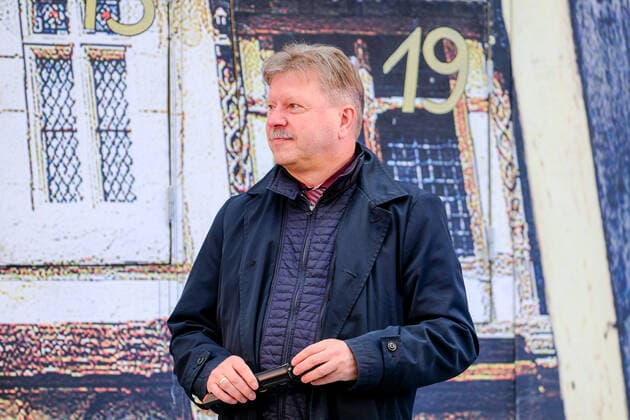 Aktionstag Theater und Orchester. Die Landesbühnen Sachsen GmbH beteiligte sich in Radebeul an der Aktion. Manuel Schöbel, Intendant der Landesbühnen Sachsen eröffnete gemeinsam mit dem Oberbürgermeister der Stadt Radebeul, Bert Wendsche (im Foto) ,12.00 Uhr den Adventskalender auf der Freifläche gegenüber dem Theater. Die Schauspieler Moritz Gabriel und Michael Berndt-Canana sangen aus Kiss me, Kate.