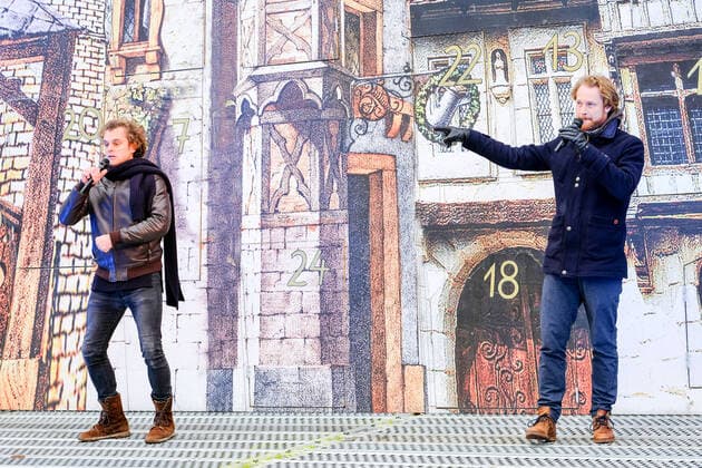 Aktionstag Theater und Orchester. Die Landesbühnen Sachsen GmbH beteiligte sich in Radebeul an der Aktion. Manuel Schöbel, Intendant der Landesbühnen Sachsen eröffnete gemeinsam mit dem Oberbürgermeister der Stadt Radebeul, Bert Wendsche ,12.00 Uhr den Adventskalender auf der Freifläche gegenüber dem Theater. Die Schauspieler Moritz Gabriel und Michael Berndt-Canana (im Foto) sangen aus Kiss me, Kate.