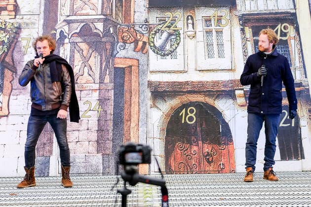 Aktionstag Theater und Orchester. Die Landesbühnen Sachsen GmbH beteiligte sich in Radebeul an der Aktion. Manuel Schöbel, Intendant der Landesbühnen Sachsen eröffnete gemeinsam mit dem Oberbürgermeister der Stadt Radebeul, Bert Wendsche ,12.00 Uhr den Adventskalender auf der Freifläche gegenüber dem Theater. Die Schauspieler Moritz Gabriel und Michael Berndt-Canana (im Foto) sangen aus Kiss me, Kate.