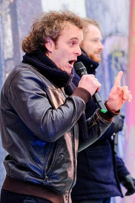 Aktionstag Theater und Orchester. Die Landesbühnen Sachsen GmbH beteiligte sich in Radebeul an der Aktion. Manuel Schöbel, Intendant der Landesbühnen Sachsen eröffnete gemeinsam mit dem Oberbürgermeister der Stadt Radebeul, Bert Wendsche ,12.00 Uhr den Adventskalender auf der Freifläche gegenüber dem Theater. Die Schauspieler Moritz Gabriel und Michael Berndt-Canana (im Foto) sangen aus Kiss me, Kate.