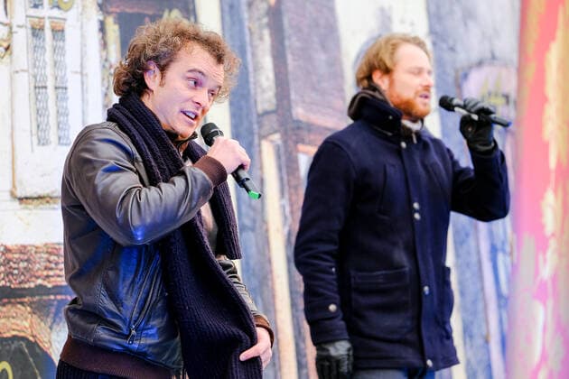 Aktionstag Theater und Orchester. Die Landesbühnen Sachsen GmbH beteiligte sich in Radebeul an der Aktion. Manuel Schöbel, Intendant der Landesbühnen Sachsen eröffnete gemeinsam mit dem Oberbürgermeister der Stadt Radebeul, Bert Wendsche ,12.00 Uhr den Adventskalender auf der Freifläche gegenüber dem Theater. Die Schauspieler Moritz Gabriel und Michael Berndt-Canana (im Foto) sangen aus Kiss me, Kate.