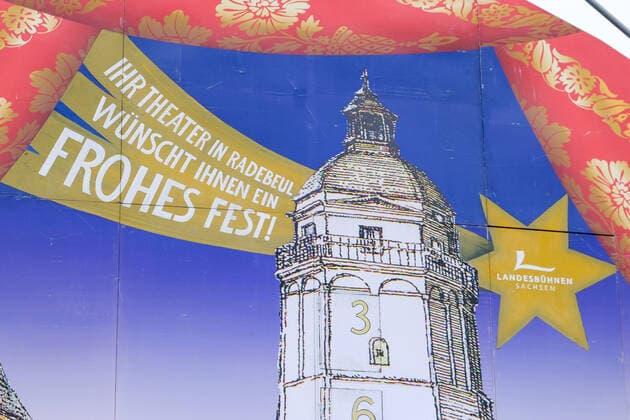 Aktionstag Theater und Orchester. Die Landesbühnen Sachsen GmbH beteiligte sich in Radebeul an der Aktion. Manuel Schöbel, Intendant der Landesbühnen Sachsen eröffnete gemeinsam mit dem Oberbürgermeister der Stadt Radebeul, Bert Wendsche ,12.00 Uhr den Adventskalender auf der Freifläche gegenüber dem Theater. Die Schauspieler Moritz Gabriel und Michael Berndt-Canana sangen aus Kiss me, Kate.