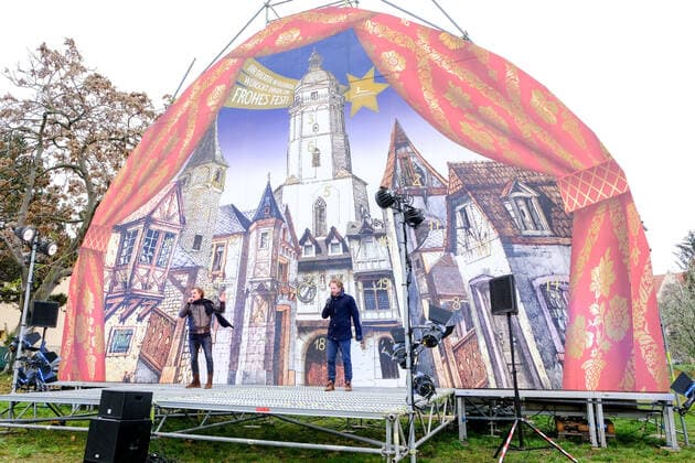 Aktionstag Theater und Orchester. Die Landesbühnen Sachsen GmbH beteiligte sich in Radebeul an der Aktion. Manuel Schöbel, Intendant der Landesbühnen Sachsen eröffnete gemeinsam mit dem Oberbürgermeister der Stadt Radebeul, Bert Wendsche ,12.00 Uhr den Adventskalender auf der Freifläche gegenüber dem Theater. Die Schauspieler Moritz Gabriel und Michael Berndt-Canana (im Foto) sangen aus Kiss me, Kate.