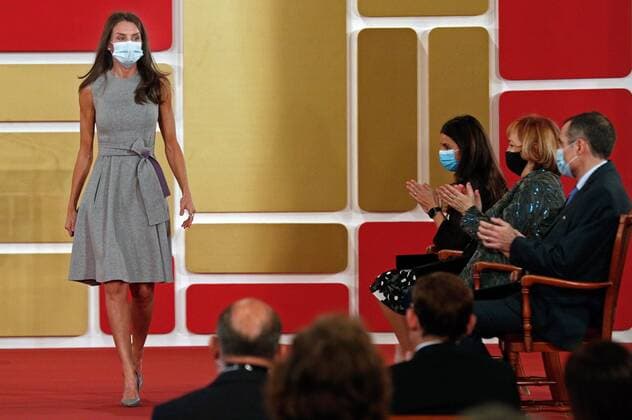 Entertainment Themen der Woche KW49 Bilder des Jahres 2020, Entertainment 11 November Entertainment Bilder des Tages Spanish Queen Letizia(2-L) reacts after the delivering ceremony of the Jaime I Awards held at Silk Exchange (lonja de los Mercaderes) of Valencia, eastern of Spain, 30 November 2020. The Jaime I Awards recognizes the efforts of the promotion of scientist research. Queen Letizia attends to the Jaime I Awards !ACHTUNG: NUR REDAKTIONELLE NUTZUNG!  Copyright: xKaixFörsterlingx GRAFCVA102 20201130-637423519027757169