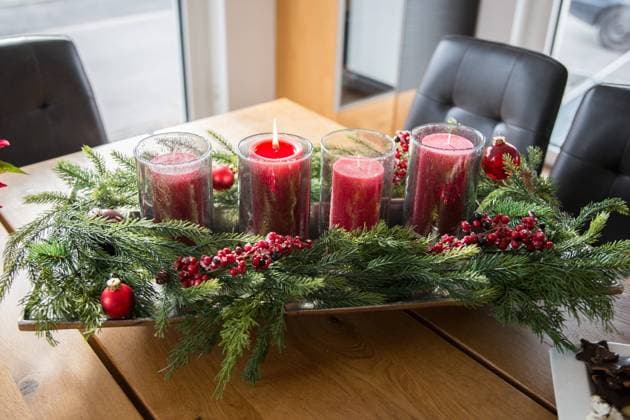 Bamberg, Deutschland 29. November 2020: Ein Adventskranz steht in einer Wohnung auf dem Tisch, die erste Kerze fuer den 1. Advent brennt. Bayern *** Bamberg, Germany 29 November 2020 An Advent wreath is on the table in an apartment, the first candle for 1 Advent is burning Bavaria Copyright: xFotostandx xK.xSchmittx
