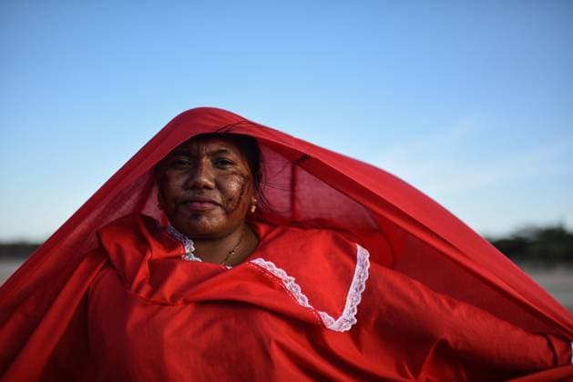 IMAGO Cultures of the world, Wayuu Volk in Kolumbien Wayuu indigenous woman wearing traditional red costume, La Guajira, Colombia La Guajira Colombia Copyright: xNanoxCalvox NN-GUAJIRA--117