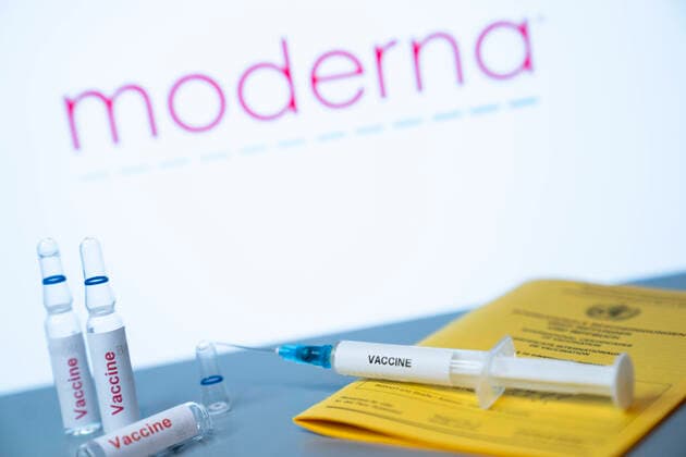 Logo des Pharma Unternehmen Moderna aus USA mit Ampulle, Spritze und Impfpass Aktuell, Symbolbild und Logo des Pharma Unternehmen und Impfstoff Hersteller Moderna aus USA mit Ampulle, Spritze und Impfpass. Moderna aus den USA steht kurz vor der Zulassung eines Impfstoff. Moderna hat nun erstmalig die Zulassung seines Impfstoff in Europa beantragt . Deutschland *** Logo of the pharmaceutical company Moderna from the USA with ampoule, syringe and vaccination record Current, symbol image and logo of the pharmaceutical company and vaccine manufacturer Moderna from the USA with ampoule, syringe and vaccination record Moderna from the USA is about to receive approval for a vaccine Moderna has now applied for approval of its vaccine in Europe f