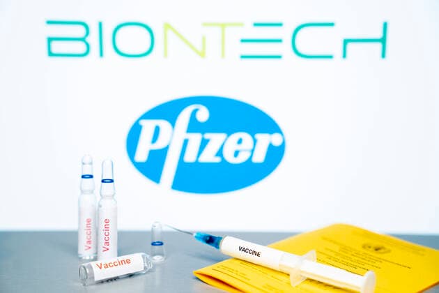Logo Impfstoffhersteller Pfizer und Biontech mit Impfpass, Spritze und Ampulle Symbolfoto, Logo des Pharma und Impfstoffhersteller Pfizer und Biontech aus den USA.Die Unternehmen Pfizer und Biontech arbeiten eng zusammen und schlosssen einen Milliarden Deal mit der USA fuer Impfstoff Dosen gegen das Corona Virus Deutschland