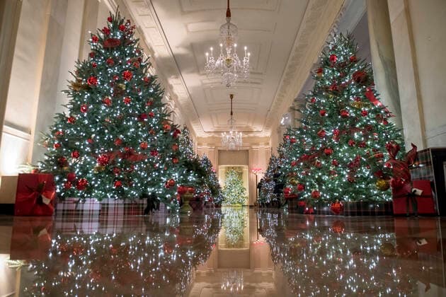 Bilder des Jahres 2020, Entertainment 12 Dezember Entertainment Themen der Woche KW49 Entertainment Bilder des Tages November 30, 2020, USA: The Cross Hall of the White House is decorated for the Christmas season during the press preview of the 2020 Christmas decorations at the White House in Washington, DC on Monday, November 30, 2020. This year s theme is America the Beautiful and there are 106 wreaths, 62 Christmas trees, more than 1,200 feet of garland, more than 3,200 feet of strands of lights, more than 17,000 tied bows and more than 150 varieties of foliage and floral USA - ZUMAs152 20201130_zaa_s152_065 Copyright: xRodxLamkeyx