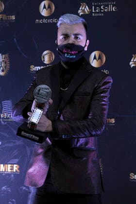 Mexico: The Smart Films 2020 Awards - Arrivals MEXICO CITY, MEXICO – NOVEMBER 29: Isrrael Gomez Resendiz poses for photos with his prize at Press Room of the Smart Films Awards 2020 at Foro Aire Libre on November 29 2020 in Mexico City, Mexico. **World Rights ** Mexico City Mexico Mexico Copyright: MartinxGonzalez