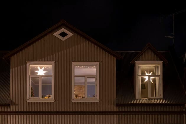 Weihnachtssterne leuchten in Festern einen Wohnhauses in Reykjavik. Die Fenster von Reykjavik - Weihnachtszeit *** Poinsettias shine in festivities a house in Reykjavik The windows of Reykjavik Christmas time