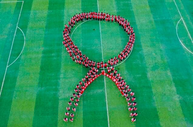 News Bilder des Tages BOZHOU, CHINA - DECEMBER 01: Aerial view of students standing in the shape of a red ribbon to mark the World AIDS Day on December 1, 2020 in Bozhou, Anhui Province of China. The 33rd World AIDS Day falls on Tuesday this year.  Copyright: xVCGx CFP111308795979