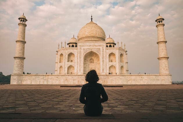 Young woman admiring Taj Mahal beauty during sunrise time on a cloudy day, Agra, India Agra, UP, India CR_JALO201130-571745-01 ,model released, Symbolfoto