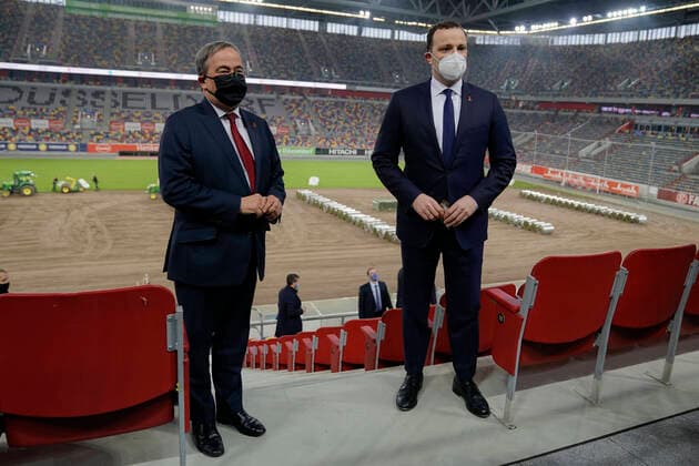Bilder des Jahres 2020, News 12 Dezember News Themen der Woche KW49 News Bilder des Tages MP von NRW und Bundesgesundheitsminister besuchen Impfzentrum in Duesseldorf Ministerpraesident von NRW Armin Laschet und Bundesgesundheitsminister Jens Spahn besuchen gemeinsam Impfzentrum und einem Rundgang durch das Stadtion der Fortuna Duesseldorf Duesseldorf Nordrhein-Westfalen *** MP of NRW and Federal Minister of Health visit vaccination centre in Duesseldorf State Premier of NRW Armin Laschet and Federal Minister of Health Jens Spahn visit vaccination centre together and a tour of the Fortuna stadium Duesseldorf Duesseldorf North Rhine-Westphalia
