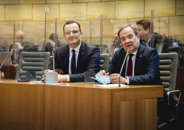 Bundesgesundheitsminister Jens Spahn (CDU) und der Ministerpraesident von Nordrhein-Westfalen, Armin Laschet (CDU), in der Fraktionssitzung der CDU im Landtag in Duesseldorf, 01.12.2020. DâˆöÂºsseldorf Deutschland