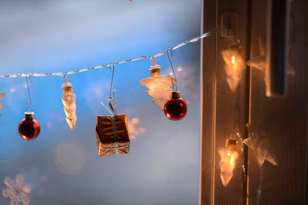01.12.2020, Weihnachts-Dekoration in einem Wohnzimmer in Bayern. 01.12.2020, Weihnachten 01.12.2020, Weihnachten *** 01 12 2020, Christmas Decoration in a living room in Bavaria 01 12 2020, Christmas 01 12 2020, Christmas