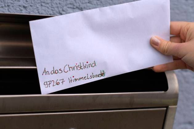 01.12.2020, Ein Kind wirft seinen Wunschzettel an das Christkind in den Briefkasten, Adressiert an das Christkind in 97267 Himmelstadt 01.12.2020, Weihnachten 01.12.2020, Weihnachten *** 01 12 2020, A child throws its wish list to the Christ Child in the mailbox, addressed to the Christ Child in 97267 Himmelstadt 01 12 2020, Christmas 01 12 2020, Christmas