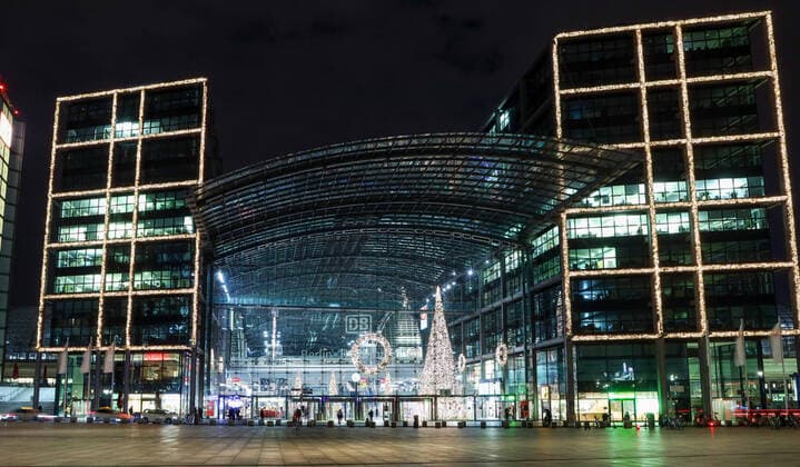 Weihnachtsbaum HBF Berlin Berlin, 30.11.2020: Weihnachtsbaum im Berliner Hauptbahnhof leuchtet geschmueckt in der Berliner City. Aufgrund des Corona Lockdowns sind nur sehr wenige Fahrgaeste in den fruehen Abendstunden in der Innenstadt unterwegs. Berlin Deutschland Hauptbahnhof