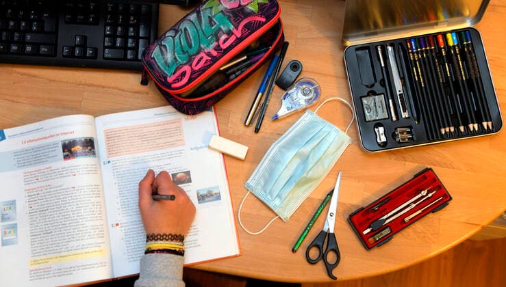 01.12.2020, Kinder und Familie, Masken in der Schule, Ein Schulkind aus Bayern macht wegen der Corona-Pandemie Unterricht von Zuhause aus. An ihrem Schreibtisch liegt eine Corona-Maske. 01.12.2020, Mund-Nasen-Masken in der Schule 01.12.2020, Mund-Nasen-Masken in der Schule