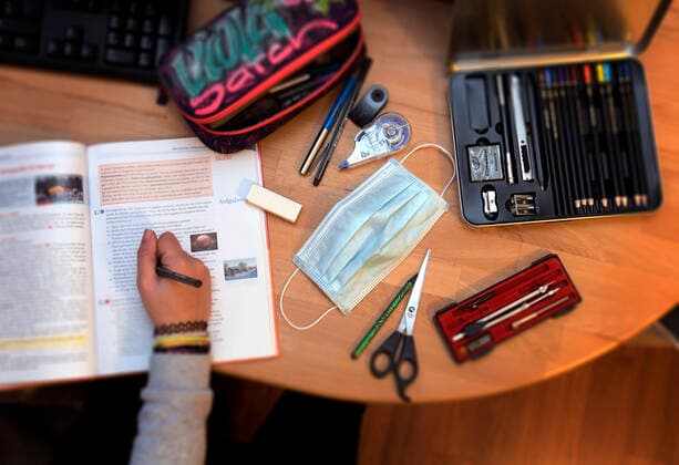 01.12.2020, Kinder und Familie, Masken in der Schule, Ein Schulkind aus Bayern macht wegen der Corona-Pandemie Unterricht von Zuhause aus. An ihrem Schreibtisch liegt eine Corona-Maske. 01.12.2020, Mund-Nasen-Masken in der Schule 01.12.2020, Mund-Nasen-Masken in der Schule