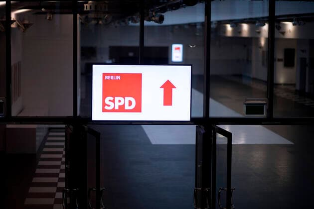 Parteitag SPD Berlin DEU, Deutschland, Germany, Berlin, 28.11.2020 Logo SPD Berlin auf dem hypriden Landesparteitag der Berliner SPD in Berlin. Aufgrund der Corona-Krise wurde der Parteitag vor allem digital abgehalten, als Schaltstelle fungierte ein virtueller Presseraum. Logo of the Berlin SPD at a party congress of the SPD Social Democratic Party in Berlin, Germany. Concerning the corona pandemic, the Berlin SPD party conference elected a new leadership on a hybrid party convention, held virtually and on partly on location in Berlin at the same time