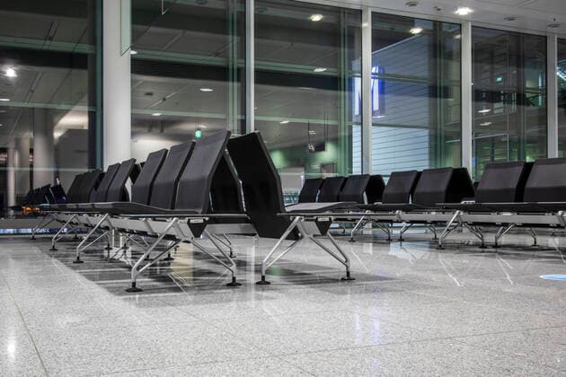 Das beinah völlig verwaiste Lufthansa Terminal 2 im Flughafen München. Während der Corona-Pandemie finden im Herbst 2020 nur noch sehr wenige Flüge statt.