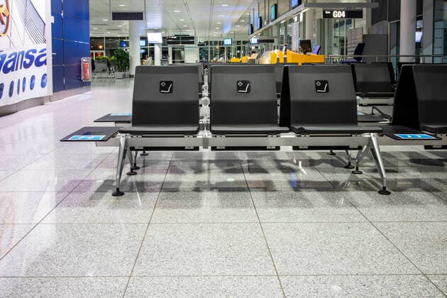 Das beinah völlig verwaiste Lufthansa Terminal 2 im Flughafen München. Während der Corona-Pandemie finden im Herbst 2020 nur noch sehr wenige Flüge statt.