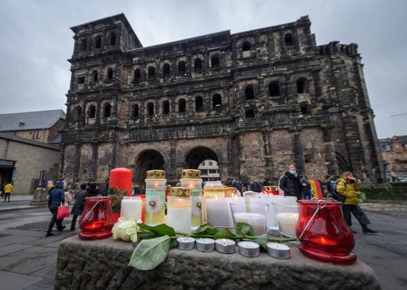 Bilder des Jahres 2020, News 12 Dezember News Themen der Woche KW49 News Bilder des Tages Trier trauert am Mittwoch 02.12.2020) in der Fussgängerzone um die Opfer der Amokfahrt vom Vortag. Nach der Amokfahrt in Trier mit fünf Toten ist gegen den 51-Jährigen Tatverdächtigen Haftbefehl wegen Mordes erlassen worden. Dies entschied der Haftrichter am Mittwoch, wie ein Sprecher der Polizei mitteilte. Das Tatmotiv ist weiter unklar. *** Trier mourns on Wednesday 02 12 2020 in the pedestrian zone for the victims of the amok drive the day before After the amok drive in Trier with five dead, a warrant for the 51-year-old suspects arrest for murder has been issued This was decided by the arrest judge on Wednesday, a police spokesman said The motive for the crime is still unclear Trier02122001D.jpg