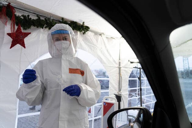 Osnabrueck, Deutschland 02. Dezember 2020: Erstes privates Corona-Testzentrum wird an der Halle Gartlage Osnabrueck vorgestellt. Eine Mitarbeiterin in Schutzausruestung haelt ein Teststaebchen in der Hand. Halle Gartlage Niedersachsen Copyright: xFotostandx xHavergox